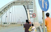 Thiếu nữ 18 đòi nhảy cầu tự vẫn vì bạn trai sắp lấy vợ Thiếu nữ 18 đòi nhảy cầu tự vẫn vì bạn trai sắp lấy vợ