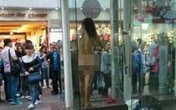 Choáng với cô gái trẻ khỏa thân nhảy múa giữa đường Choáng với cô gái trẻ khỏa thân nhảy múa giữa đường