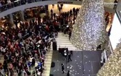 Ném tiền như mưa ở trung tâm thương mại để... níu kéo vợ cũ Ném tiền như mưa ở trung tâm thương mại để... níu kéo vợ cũ