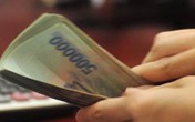 Nợ 200 triệu không trả, bị bắt úp mặt vào xô đựng phân Nợ 200 triệu không trả, bị bắt úp mặt vào xô đựng phân