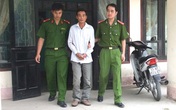 Nghi bạn gái yêu người khác, dùng dao quắm cắm vào đầu Nghi bạn gái yêu người khác, dùng dao quắm cắm vào đầu