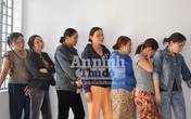 Mò vào rừng đánh bạc, gần chục "quý bà" bị bắt Mò vào rừng đánh bạc, gần chục "quý bà" bị bắt