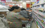 Sữa bột đóng hộp được xúc bằng xẻng Sữa bột đóng hộp được xúc bằng xẻng
