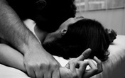 Thôn nữ chạy thục mạng trốn “yêu râu xanh“ quên cả mặc quần Thôn nữ chạy thục mạng trốn “yêu râu xanh“ quên cả mặc quần
