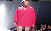 Giật mình mẫu nam Việt mặc vest không quần, diện váy hồng xuyên thấu Giật mình mẫu nam Việt mặc vest không quần, diện váy hồng xuyên thấu
