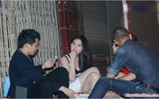 Sao Việt hồn nhiên ăn quà vặt vỉa hè Sao Việt hồn nhiên ăn quà vặt vỉa hè