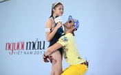 Thí sinh nữ Next Top Model hoảng hốt khi bị nam giám khảo bế bổng Thí sinh nữ Next Top Model hoảng hốt khi bị nam giám khảo bế bổng