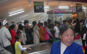 Nhà nhà lũ lượt kéo nhau đi xếp hàng dài mua gà quay Nhà nhà lũ lượt kéo nhau đi xếp hàng dài mua gà quay