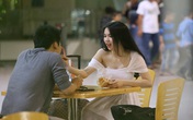 Ngọc Trinh âu yếm đút cho Vũ Khắc Tiệp ăn ở sân bay Ngọc Trinh âu yếm đút cho Vũ Khắc Tiệp ăn ở sân bay