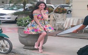 Ngọc Trinh liên tục giữ váy giữa phố vì gió to