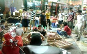 Chen chân mua bánh Trung thu đổ đống xuống đường Chen chân mua bánh Trung thu đổ đống xuống đường