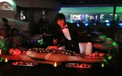 Ca sĩ Hồ Quang Hiếu dự tiệc sushi trên mẫu nude Ca sĩ Hồ Quang Hiếu dự tiệc sushi trên mẫu nude