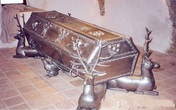 Đại gia Việt chi triệu đô mua quan tài, xây lăng mộ…chờ chết Đại gia Việt chi triệu đô mua quan tài, xây lăng mộ…chờ chết
