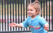 Công chúa nhà Beckham diện "quần đùi, áo phông" đá bóng như bố Công chúa nhà Beckham diện "quần đùi, áo phông" đá bóng như bố
