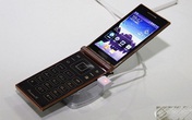 Smartphone nắp gập giá hơn 30 triệu đồng Smartphone nắp gập giá hơn 30 triệu đồng