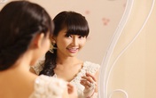 Kim Hiền thẹn thùng trong tà áo cưới Kim Hiền thẹn thùng trong tà áo cưới