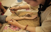 Cận cảnh cô gái vẽ Henna Tattoo thu bạc triệu mỗi tháng Cận cảnh cô gái vẽ Henna Tattoo thu bạc triệu mỗi tháng