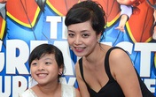 Con gái Chiều Xuân lém lỉnh bên mẹ Con gái Chiều Xuân lém lỉnh bên mẹ