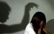 Lao vào hiếp bạn của con lúc vợ vắng nhà Lao vào hiếp bạn của con lúc vợ vắng nhà