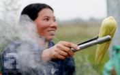 Những phụ nữ bán ngô luộc thu 30 triệu đồng/tháng Những phụ nữ bán ngô luộc thu 30 triệu đồng/tháng