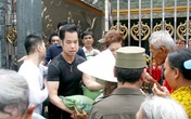 Hàng trăm người chờ Ngọc Sơn phát gạo, tiền mừng sinh nhật Hàng trăm người chờ Ngọc Sơn phát gạo, tiền mừng sinh nhật
