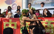 Đạo diễn Đặng Kiến Quốc cởi áo Can Lộ Lộ vì môi trường Đạo diễn Đặng Kiến Quốc cởi áo Can Lộ Lộ vì môi trường