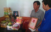 Trao huy hiệu tuổi trẻ dũng cảm cho nam sinh cứu người trong lũ dữ Trao huy hiệu tuổi trẻ dũng cảm cho nam sinh cứu người trong lũ dữ