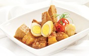 Chả lụa kho trứng cút Chả lụa kho trứng cút