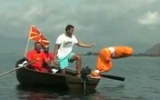 Bị trói toàn thân vẫn bơi được hơn 2 km Bị trói toàn thân vẫn bơi được hơn 2 km