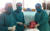 Bóc khối u xơ tử cung “siêu khủng” nặng gần… 10kg Bóc khối u xơ tử cung “siêu khủng” nặng gần… 10kg