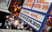 Giá xăng dầu thế giới lao dốc, trong nước vẫn án binh bất động Giá xăng dầu thế giới lao dốc, trong nước vẫn án binh bất động