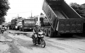 Lòng đường biến thành… bãi đỗ xe tải Lòng đường biến thành… bãi đỗ xe tải