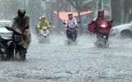 Thời tiết Hà Nội 3 ngày tới: Thủ đô còn mưa dông xối xả, người dân phải lội nước đi làm?