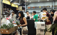 Thị trường hoa tươi chợ Quảng An nhộn nhịp trước ngày 20/10