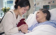 Tưởng mẹ chồng ghét bỏ vì 7 năm chỉ gọi bằng 'cô', bí mật trong phòng hồi sức khiến tôi bật khóc