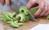 Chồng cầu cứu mẹ dạy vợ làm gỏi mướp đắng thanh mát giàu đạm giải ngán cho mình