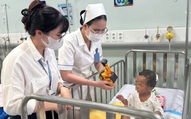 Tình hình sức khỏe của bé trai 2 tuổi bị mẹ bạo hành ở TP.HCM