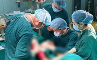 Người đàn ông 48 tuổi suýt mất cả hai bàn chân sau khi tự chườm nóng