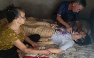 Cha mẹ già bất lực nhìn con gái ung thư giai đoạn cuối không có tiền chữa trị
