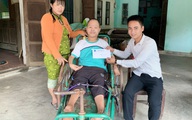 Báo Gia đình và Xã hội trao tiền hỗ trợ chàng trai tật nguyền viết thơ, vẽ tranh bằng miệng
