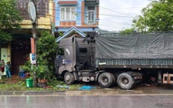 Container đâm trúng ô tô tải đang đỗ ven đường: Một nạn nhân tử vong, hai người bị thương