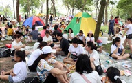Hà Nội: Nắng như đổ lửa, nghìn người ùn ùn kéo đến công viên cắm trại dịp Giỗ tổ Hùng Vương