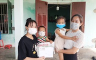 Trao tiền bạn đọc hỗ trợ 2 đứa trẻ có bố mất do tai nạn giao thông, mẹ bị tim bẩm sinh, ốm yếu
