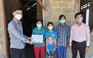 Trao tiền bạn đọc hỗ trợ đến gia đình có hoàn cảnh khó khăn ở Thừa Thiên Huế