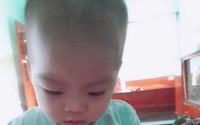 Trao quà cho bé trai bục dạ dày 2 tháng tuổi 3 lần phẫu thuật