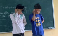 Hai nam sinh đứng trên bục giảng, mọi chuyện rất bình thường cho đến khi nhìn xuống phần ống quần, ai cũng yêu cầu kỷ luật gấp