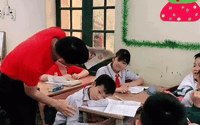 Thấy học trò đang say giấc, thầy giáo có hành động khiến các bạn xung quanh ghen tị vì bạn mình quả là "số hưởng"