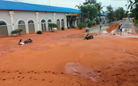 Bình Thuận: Lũ cát, bùn đỏ gây tê liệt tuyến đường ven biển Mũi Né