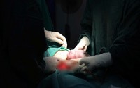 Thâm nhập hậu trường một ca mổ lấy thai ở Ninh Bình: Hành trình đưa 'thiên thần' ra đời