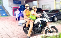 2 chiến sĩ CSGT mở đường, hỗ trợ đưa sản phụ vỡ ối chuyển dạ đến bệnh viện cấp cứu